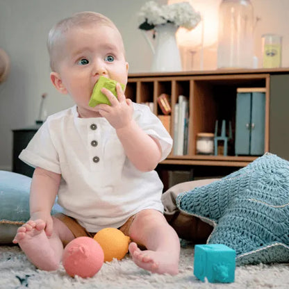 Sophie La Girafe - Set 2 Balls + 2 Cubes - GOLDFARMACI